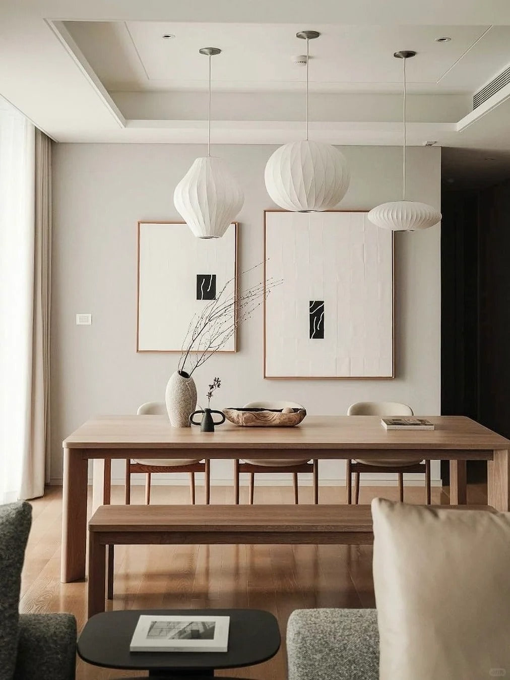 Elegant Simplicity: A Modern Dining Set