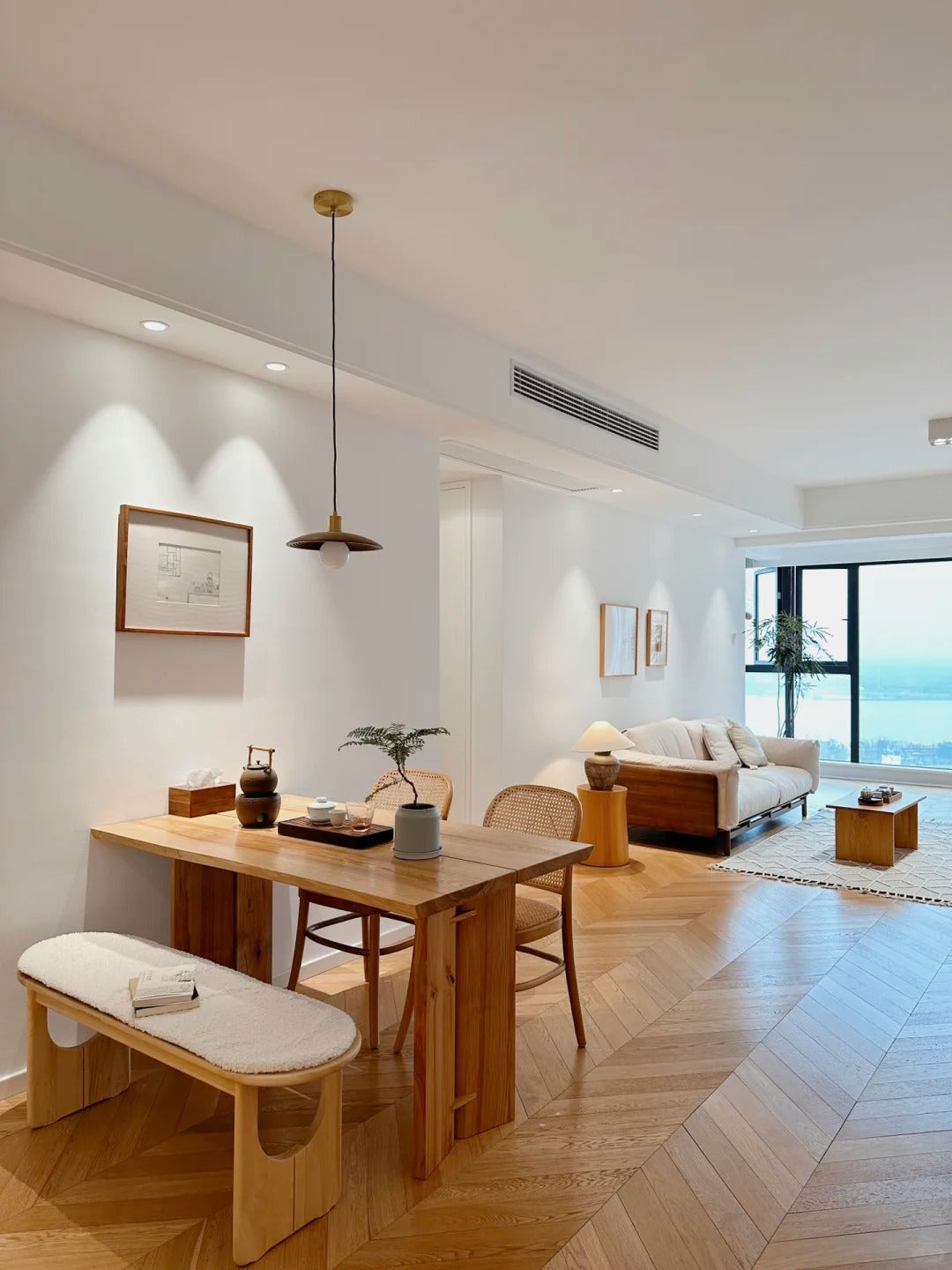 Elegant Simplicity: A Modern Dining Set