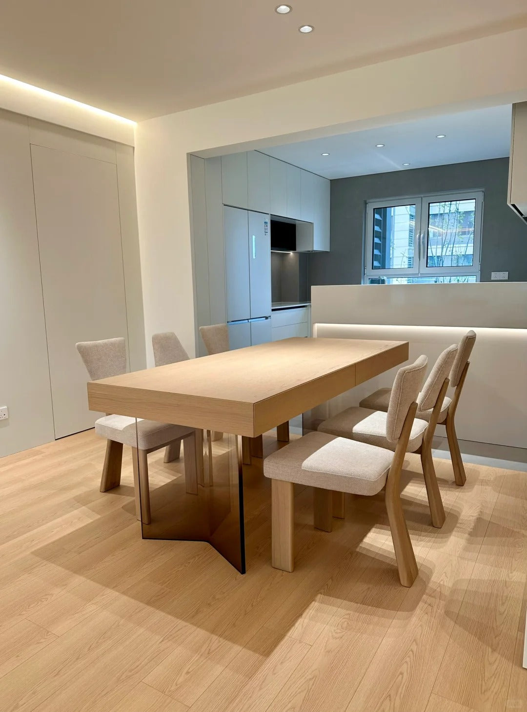 Elegant Oak Dining Set with Transparent Acrylic Legs